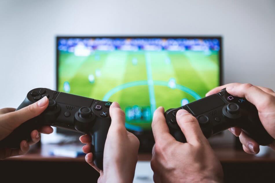 foto gambar orang bermain game pes sepak bola berdua