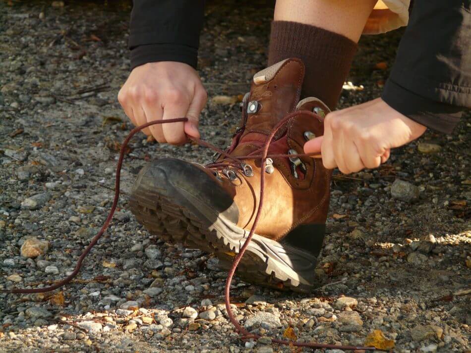 foto gambar orang sedang mengikat tali sepatu