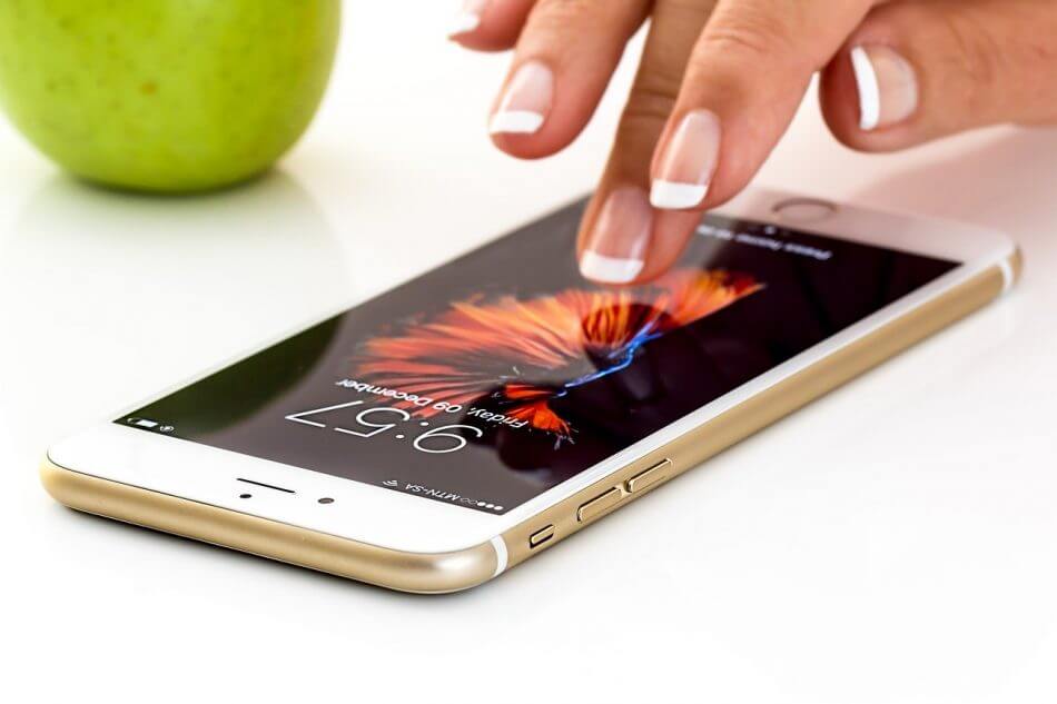 aplikasi penghasil uang, hansphone, smartphone, atau ponsel yang sedang disentuh tangan seseorang, terbuka layar home atau kunci
