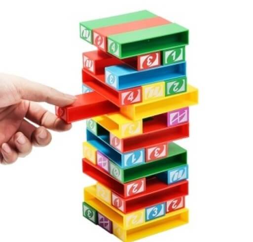 cara main uno stacko plastik tanpa dadu, gambar balok uno sedang diambil salah satunya diantara tumpukan balok dengan tangan