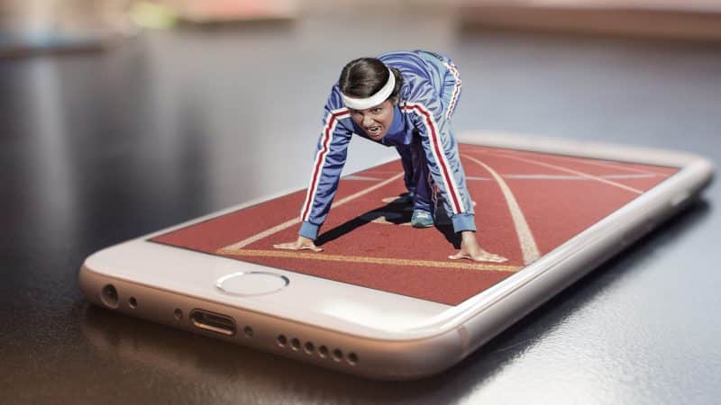 foto keren untuk profil whatsapp instagram telegram tiktok facebook line 3D laki-laki/pria/cowok mau mulai lari keluar dari handphone pakai baju biru dan ikat kepala putih