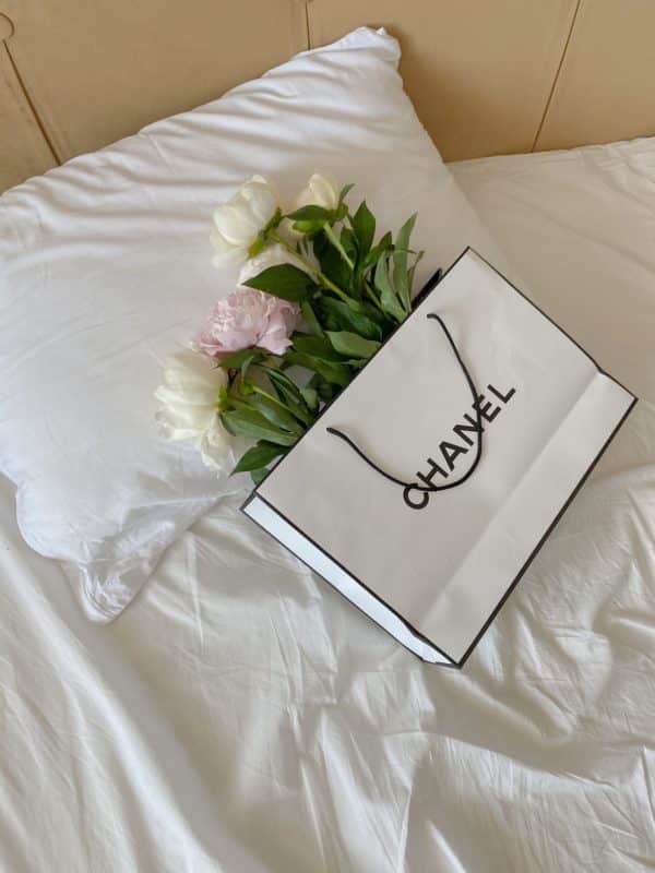 foto keren untuk profil whatsapp instagram telegram tiktok facebook line aestetik estetik rangkaian bunga mawar putih pink di dalamtas belanja chanel di atas kasur hotel seprai putih