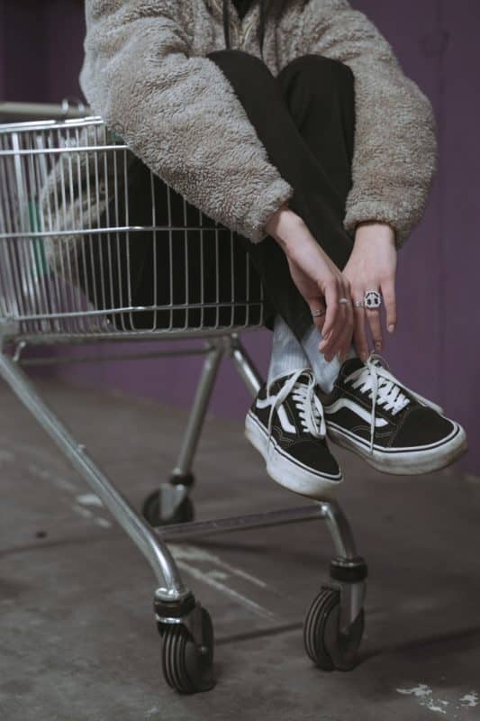 foto keren untuk profil whatsapp instagram telegram tiktok facebook line aestetik estetik orang di dalam troli/keranjang belanja memakai sepatu kets dan baju sweater abu abu serta celana hitam