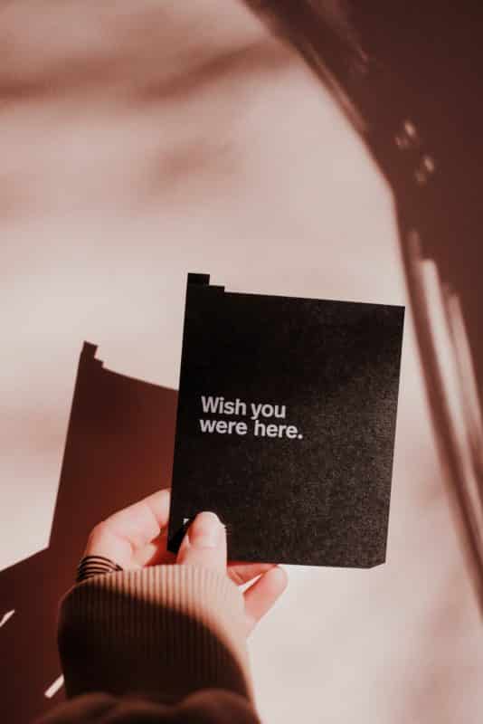 foto keren untuk profil whatsapp instagram telegram tiktok facebook line aestetik estetik tangan memegang buku hitam tulisan cover wish you were here latar belakang background coklat polos
