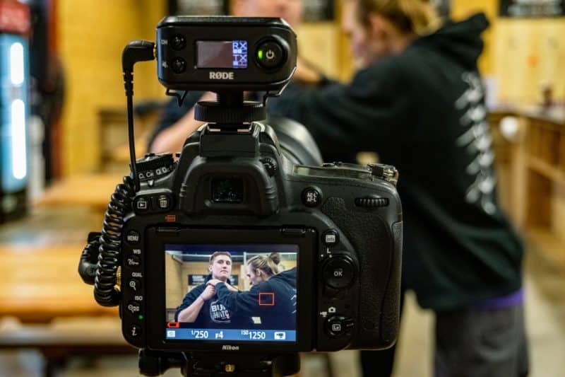 cara mendapatkan uang dari internet, shooting vlog film untuk youtube dengan kamera dslr, adegan dua laki-laki berbaju hitam bertengkar