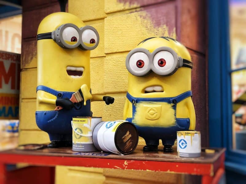 foto keren untuk profil whatsapp instagram telegram tiktok facebook line karakter kartun miniatur dua minion bermain cat di atas meja