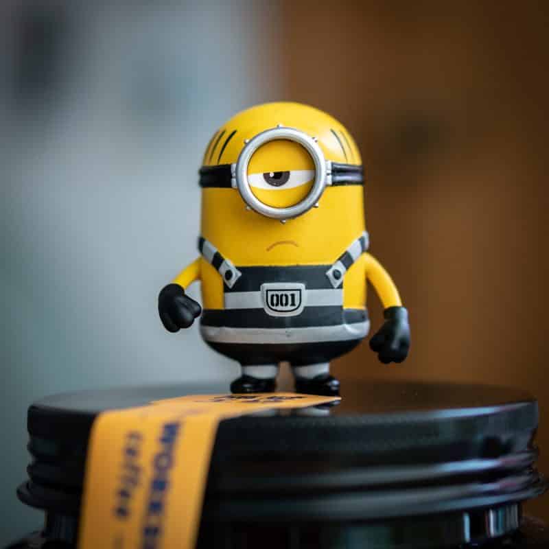 foto keren untuk profil whatsapp instagram telegram tiktok facebook line karakter kartun miniatur minion mata satu pakai baju monyet garis hitam putih berdiri di atas tong sampah hitam