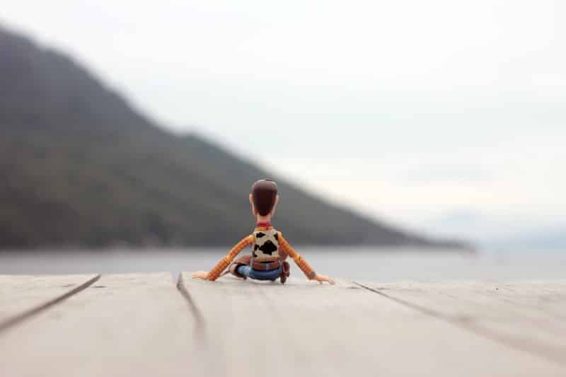 foto keren untuk profil whatsapp instagram telegram tiktok facebook line karakter kartun miniatur woody toys story duduk di tepi pantai melihat ke arah laut