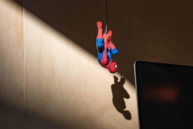 foto keren untuk profil whatsapp instagram telegram tiktok facebook line karakter kartun miniatur spider man menggantung seperti laba laba di dalam ruangan latar belakang tembok dan cahaya dari jendela