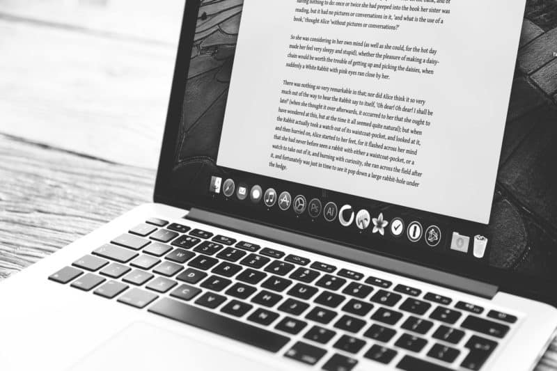 cara mendapatkan uang dari internet, laptop hitam putih dengan layar terlihat tulisan dari website atau blog