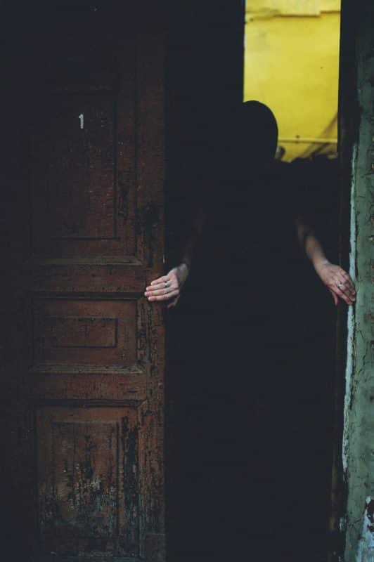 foto keren untuk profil whatsapp instagram telegram tiktok facebook line siluet orang di dalam rumah belakang pintu memegang batas lubang untuk masuk di lorong gelap