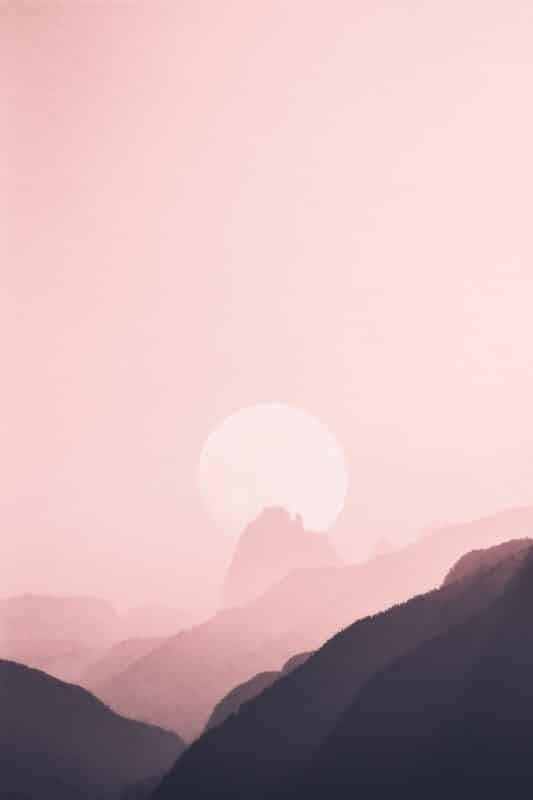 foto keren untuk profil whatsapp instagram telegram tiktok facebook line siluet bulan dan bukit dengan langit merah/pink