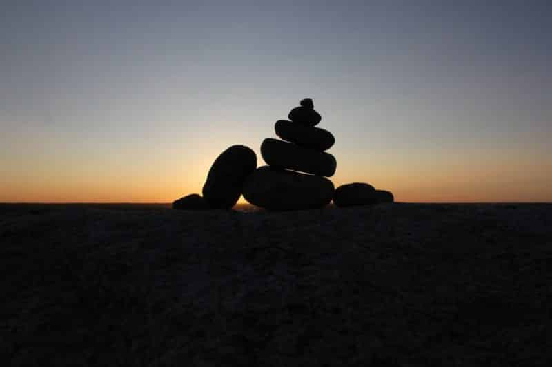 foto keren untuk profil whatsapp instagram telegram tiktok facebook line siluet batu bertumpuk latar belakang/background sunset matahari terbenam