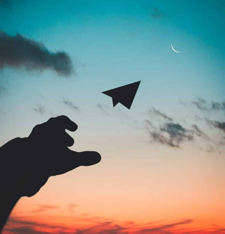 foto keren untuk profil whatsapp instagram telegram tiktok facebook line siluet tangan menerbangkan pesawat kertas di sore hari sunset