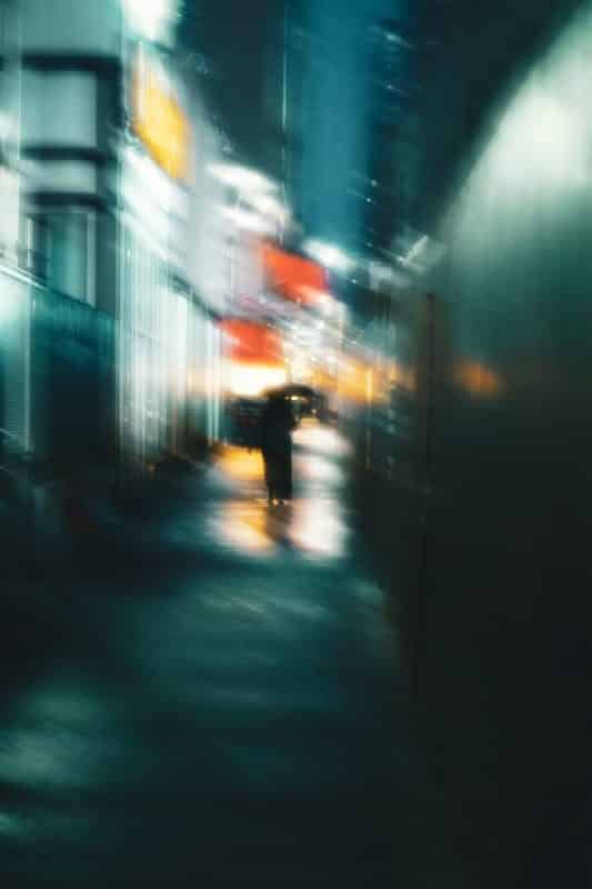 foto keren untuk profil whatsapp instagram telegram tiktok facebook line siluet wanita/perempuan/cewek di lorong jalan perkotaan dengan lampu dan gedung tinggi sedang hujan, foto blur