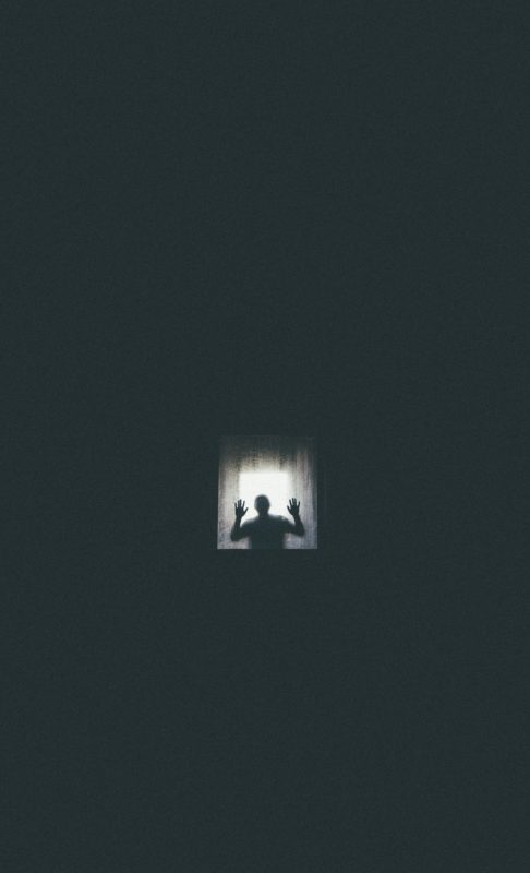 foto keren untuk profil whatsapp instagram telegram tiktok facebook line siluet orang laki-laki/pria/cowok dibalik kaca jendela berembun