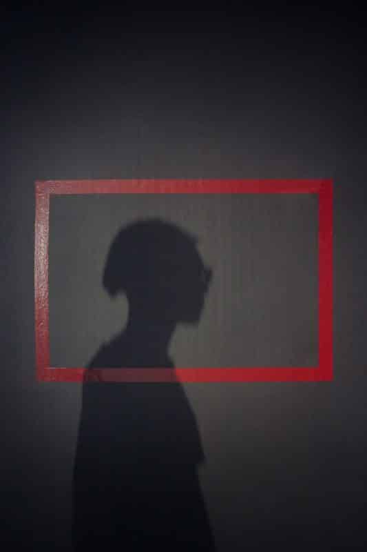 foto keren untuk profil whatsapp instagram telegram tiktok facebook line siluet bayangan laki laki/pria/cowok rambut gondrong dengan bingkai merah