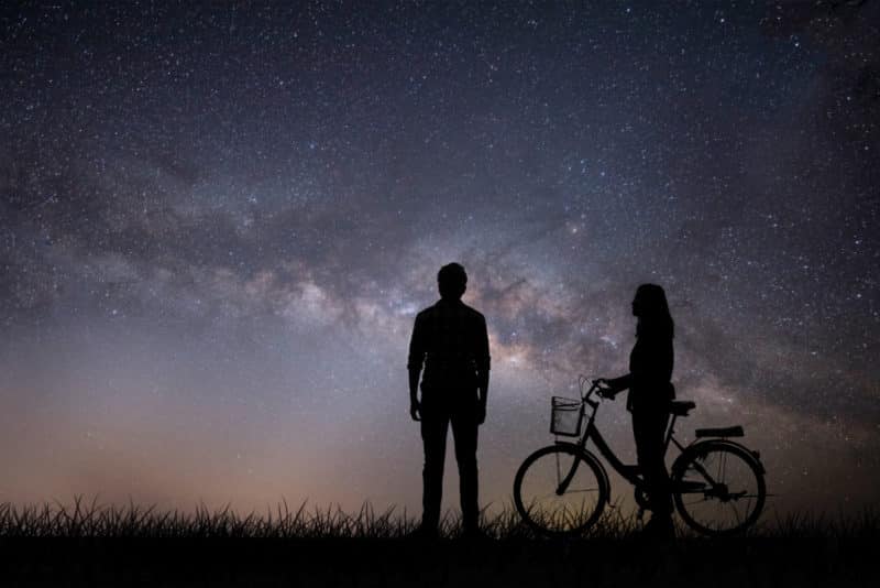 foto keren untuk profil whatsapp instagram telegram tiktok facebook line siluet couple cewek/perempuan dan cowok/laki-laki/pria malam hari berdiri membawa sepeda di bawah langit berbintang