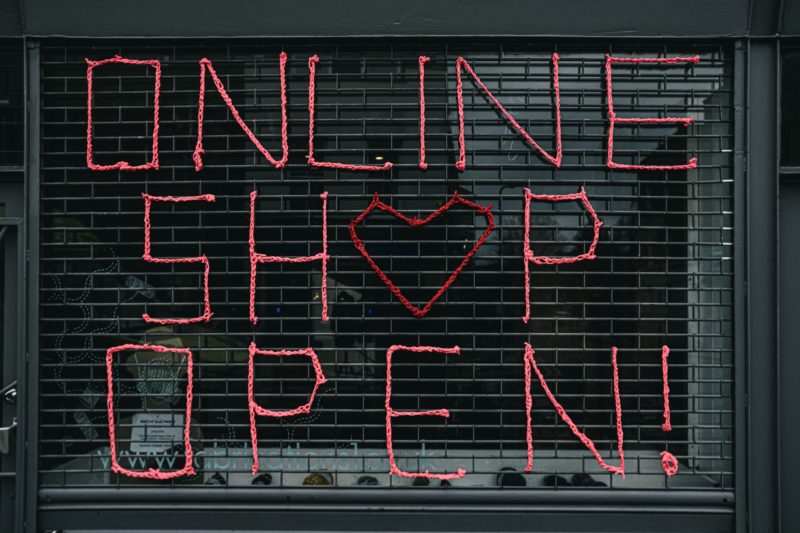 cara mendapatkan uang dari internet dengan berjualan online, tulisan lampu online shop open di depan toko